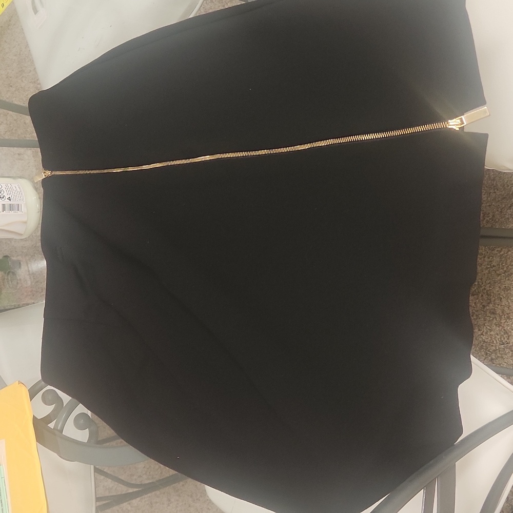 Chicos black zip up skirt size 1.5 (8-10)